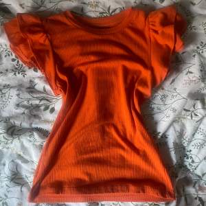 Jättefin orange tröja med några kager av tyg på armar vilken ger en jättefin detalj🫶🏻 jättebra skick inga tecken på användning då den knappt varit använd🩷 köp nu går bra eller skriv priv om du har frågor🫶🏻