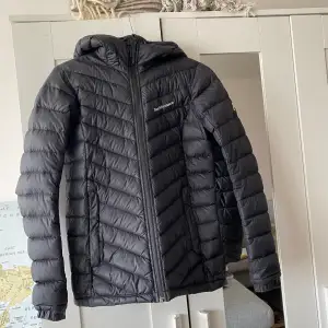 Vinterjacka i fint skick utan synligt slitage. Säljer den då den är nu för liten i storleken. Modellen heter: W FROST DOWN HOOD JACKET BLACK