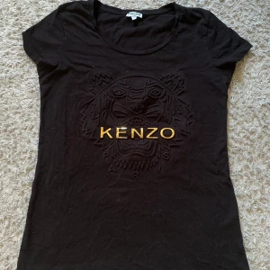 Kenzo t-shirt - Svart Kenzo tröja som är använd fåtal gånger. 