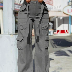 Cargos! - As häftiga och snygga cargos! Knappt använda då (fåtal gånger) köpte för 299 + frakt ,säljer för 150 + frakt. Sheins bild ,kan ta egna vid intresse!