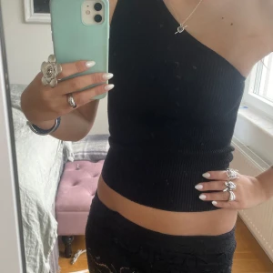 Fest topp  - En jätte snyg svart festtopp som är one shoulder. Aldrig använd, från mango 