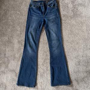 Supersnygga trendiga bootcut jeans! De är stretchiga och är i storlek 27/34🥰 Hör av dig vid frågor!