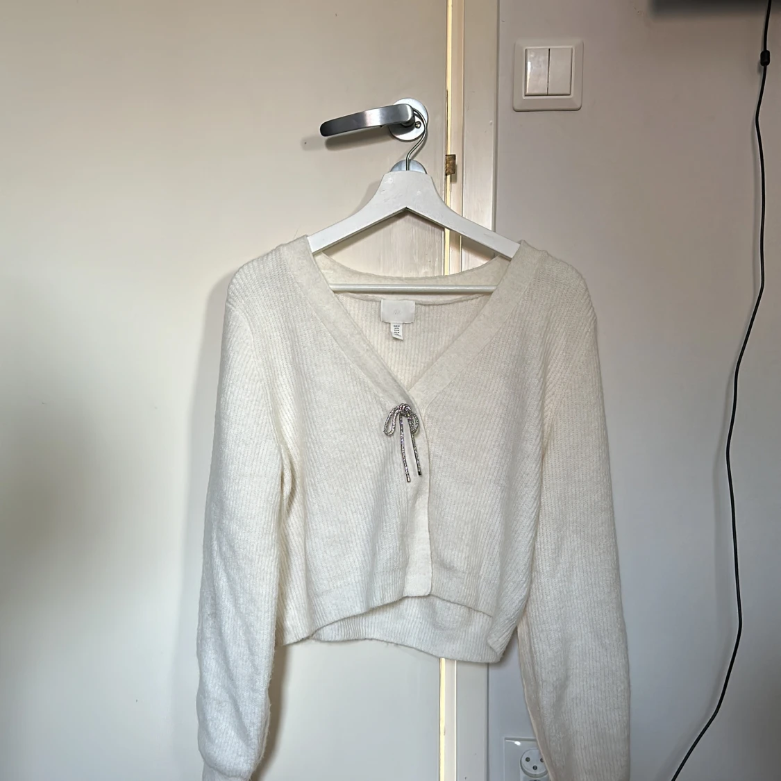 Stickad kofta med glitter detalj