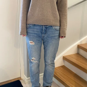 Lågmidjade bootcut  - Säljer dessa otroligt coola lågmidjade jeans med snygga slitningar och detaljer💕💕