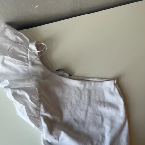 Zara topp - Tänkte sälja den här jätte söta toppen från zara, använd 1 gång. Köpt för 259 ❤️pris kan diskuteras  och bilder på går att lösa ❤️