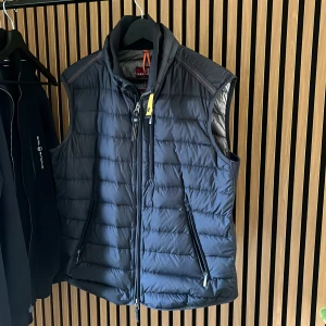 Parajumper väst - Används inte längre mycket fint skick.