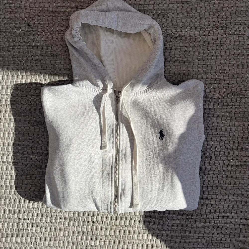 Ralph Lauren ziphoddie || Passar dig som bär S || Skicket är i toppklass || Pris 399 || pm vid frågor !. Hoodies.