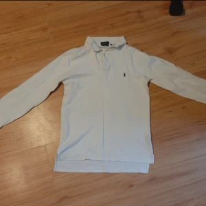 Ralph lauren - Tjena ! Säljer denna fetta Ralph piké, säljer den pga av den inte passa mig längre, priset kan diskuteras. Mvh Oskar.