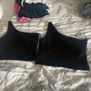 Två svarta toppen  - Två stycken svarta toppar från ginatrico jätte fina en är i storlek L och andra i Xs båda är som nya i jätte bra sick inget fel på de💓💓 75 per styck 