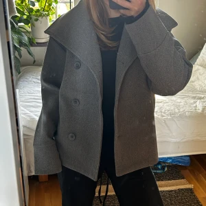 Grå kappa - En grå kappa från Gina i storlek 158/164 men passar mig som är 160cm jätte bra! Aldrig andvänd så helt ny, säljer för att jag inte fått en andvänding för den💓 priset kan diskuteras 