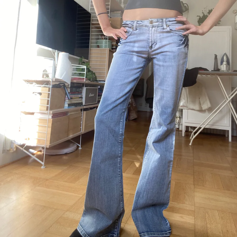 Så sjukt snygga lågmidjade bootcut jeans som är unika baktill👌❤️❤️. Jeans & Byxor.