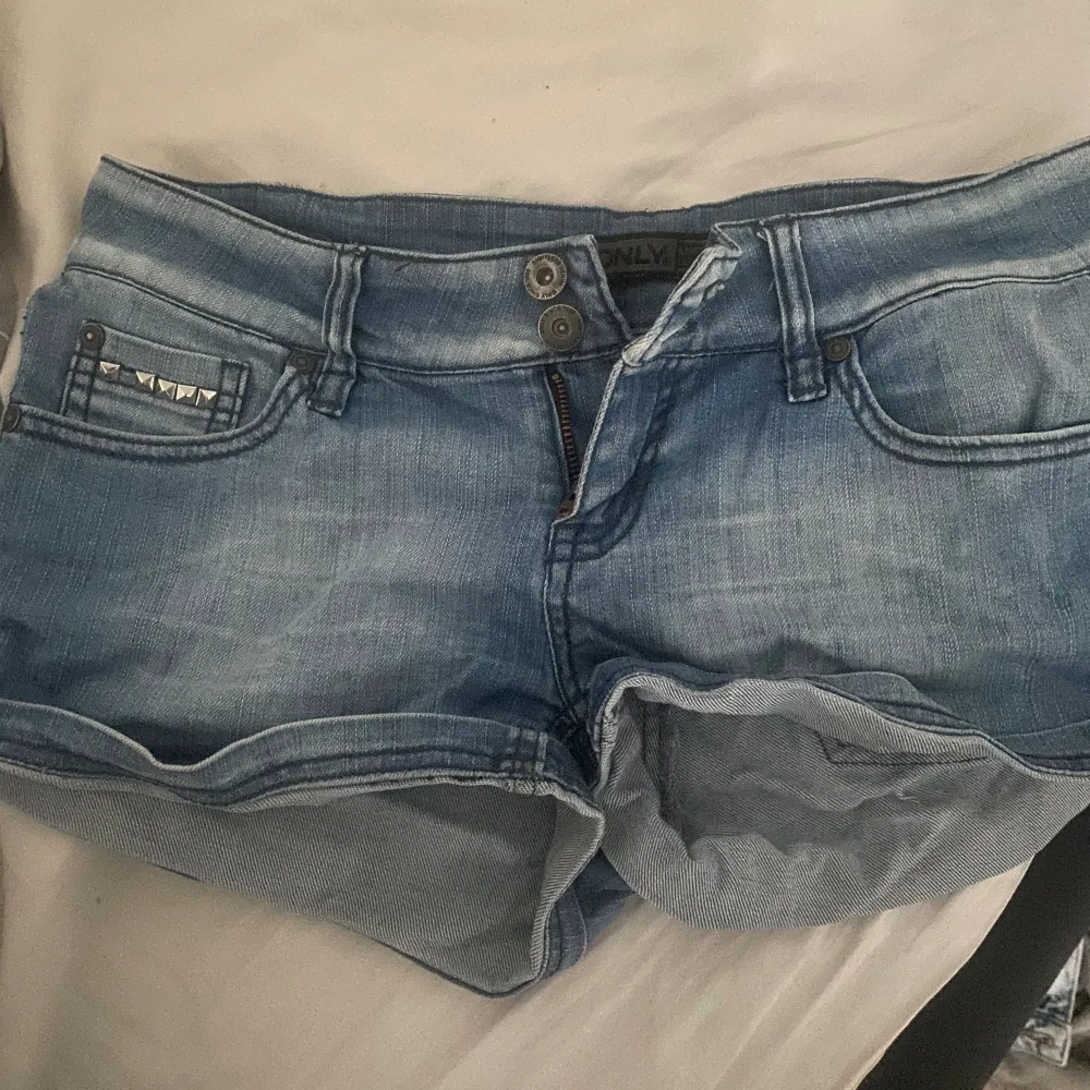 Jättesnygga jeansshorts till sommaren från ONLY. Mycket snygga detaljer som är populärt🙌bra skick❤️. Shorts.