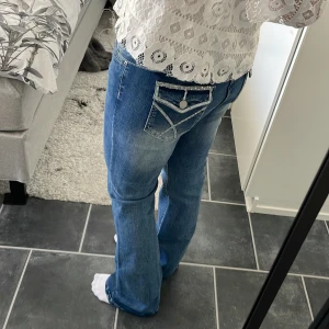 Low waist jeans med fickor - Köp gärna via instabox💕 skriv vid frågor, intresse osv💕