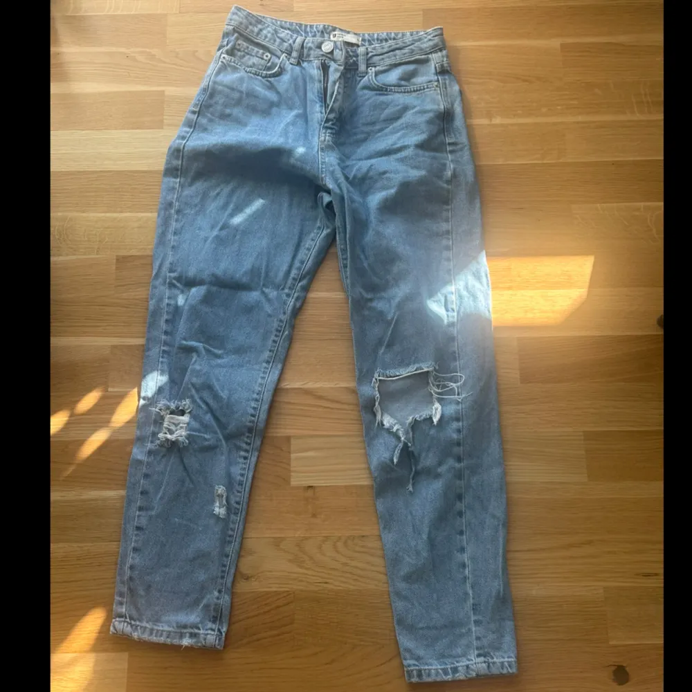 Säljer denna jeans från Gina som är använda då o då men som jag tyvärr har växt ur. Är i väldigt bra skick 🥰. Jeans & Byxor.