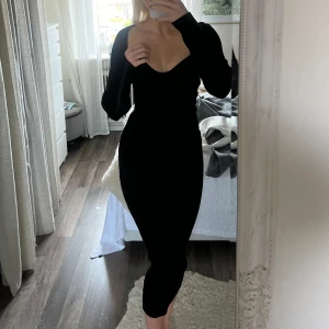 Ribbad klänning  - Ribbad klänning från hm i en tight modell! Aldrig använd🖤går att ha på båda hållen 