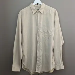 Emporio Armani Shirt. Bra oversize att ha till jeans/öppen över en söt blus. 