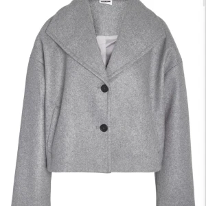 Grå jacka Vero Moda  - Säljer nu denna jättefina jacka från vero Moda, har ej använt den många gånger alls så den är i väldigt fint skick det ända problemet är att knappen längst ner gått av.