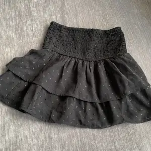 Hej, Jag säljer denna kjol eftersom att den är för liten💘 Den är i storlek 146/152💘 och är i nyskick, den är använd 2-3 gånger💘 den köptes i förra året och säljs inte längre💘 kontakta mig vid intresse eller frågor💘