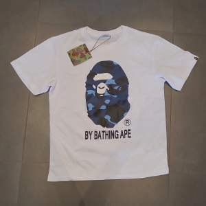 Snygg Bape t-shirt i storlek medium 💯🔥. Oanvänd med taggsen kvar och nästan orörd. Allt tillkommer. Kontakta vid fler frågor och bilder👍🏻👍🏻.priset kan diskuteras🤝.100%bomull. 1-1