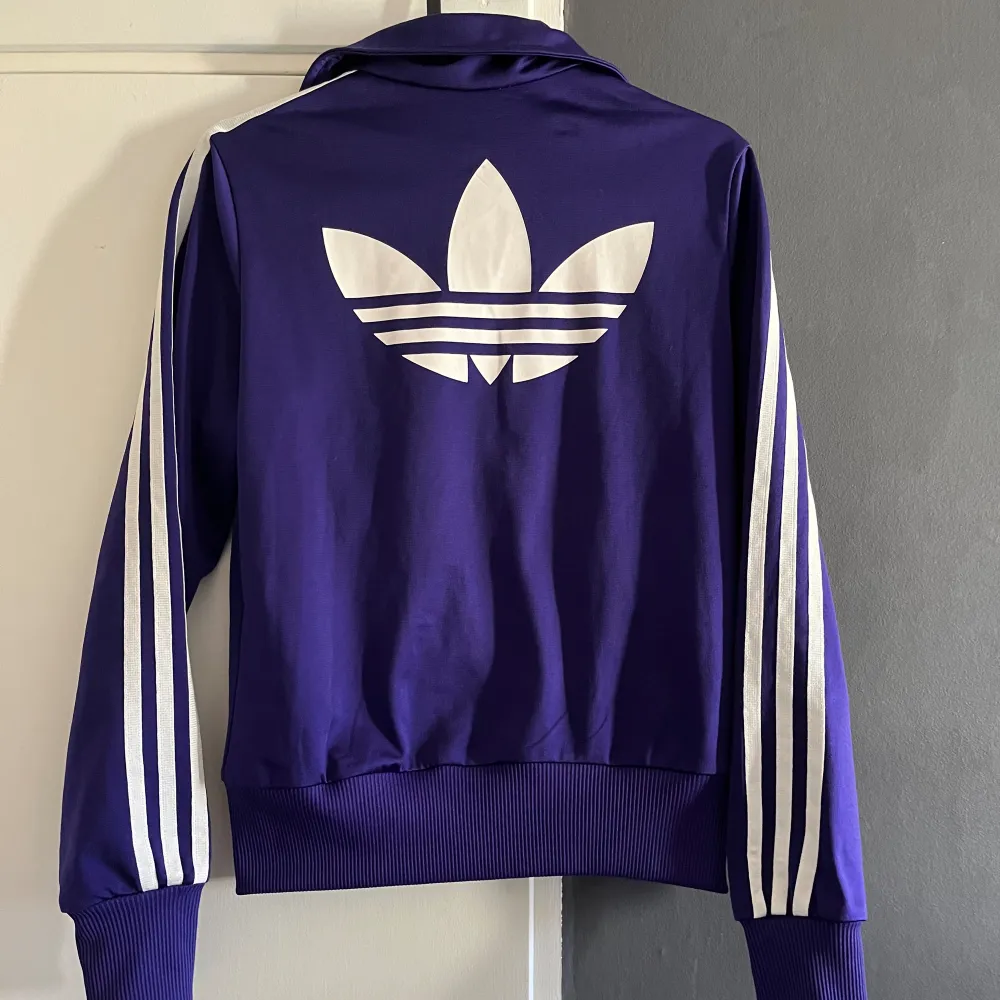 Jättesnygg lila adidas zip up med tryck bak, passar storlek XS, använd fåtal gånger och i bra skick🤍. Toppar.