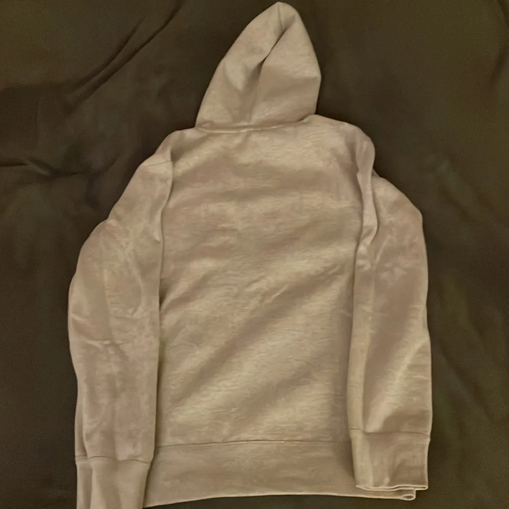 As snygg Ralph lauren hoddie, nästan helt oanvänd innerrummet är lent och har inga tecken på användning, skriv vid frågor!. Hoodies.