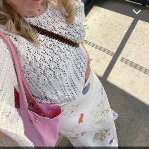 Kjol  - Säljer denna otroligt fina kjolen som ej finns mer. Den är från nakd X Sanna jörnviks kollektion. Otroligt fin och somrig perfekt till alla sommarfester 🥰🥥💚🌼