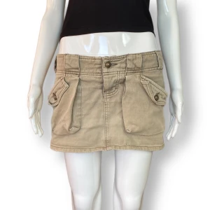 Minikjol - En minikjol i fint skick, dock en fläck som syns på sista bilden. Från att. Storlek 36 MÅTT: Midjemått (kan ses som höftmått) 41cm & längd 28cm 