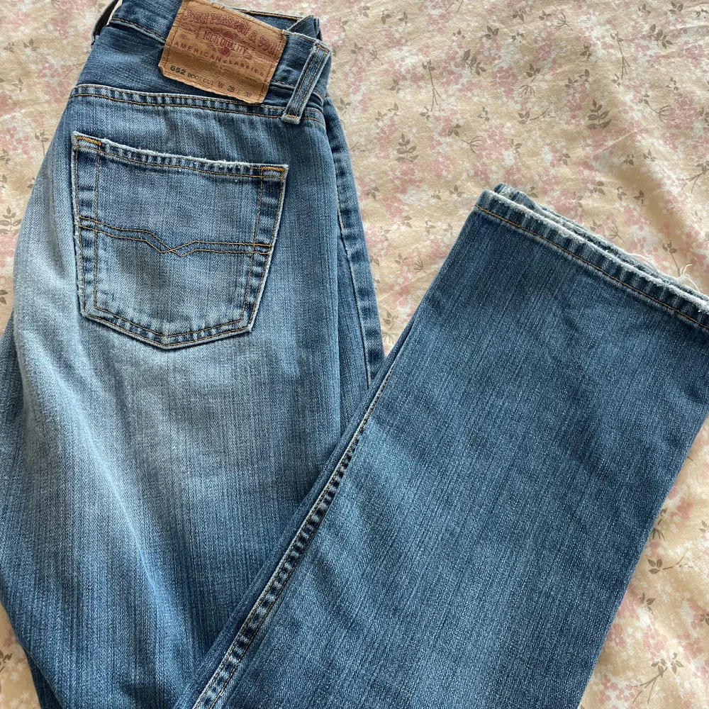Så snygga bootcut jeans som jag köpt second hand men de var tyvärr för små för mig 🌸 vet ej vad det är för märke tyvärr . Jeans & Byxor.