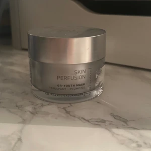 Filorga - helt oanvänd, fått i present därav är priset borta vid kanten! En ansiktsmask som ska vara väldigt skön och skonsam för huden! Varan kostar 1000kr i butik och nätet därav är priset jag lägger högt men går att diskutera vid intresse!!