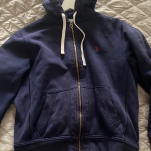 Ralph lauren zip up - Tröjan har inga defekter. Skicket är 9/10