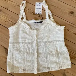 Säljer detta skit snygga linne från Zara i storlek M men skulle säga att det även passar S. (Lånad bild men egna bilder finns om så önskas)💓