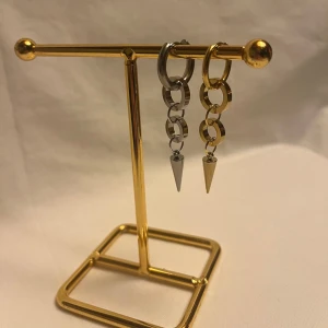Örhängen  - Finns i guld och silver. Köp för 99kr/st Eller 185kr/ paret. Modell 149 Smyckes ställningen finns även att köpa för 299kr!