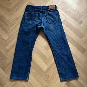Levi’s 501 - Raka Levi’s 501 i bra skick. Den ursprungliga storleken är 33x32 men har blivit upplagda till 33x31 (ca 2cm)  Hojta till vid funderingar eller frågor kring mått osv.  