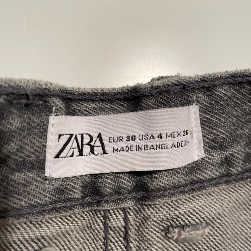 Moderna jeansshorts från Zara, perfekta för sommaren. Köptes förra sommaren och blivit för små. Använda ett fåtal gånger!💞💞(för fler bilder skriv privat!)🤍🤍. Shorts.