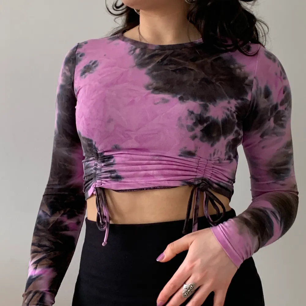 Tie dye psychedelic top, perfect for parties and clubbing! It’s a size XS but stretchy and you can make it longer. Toppar.