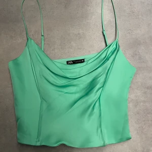 Grön Zara Corsettop - Använd 1 gång, väldigt bra skick och sitter bra.