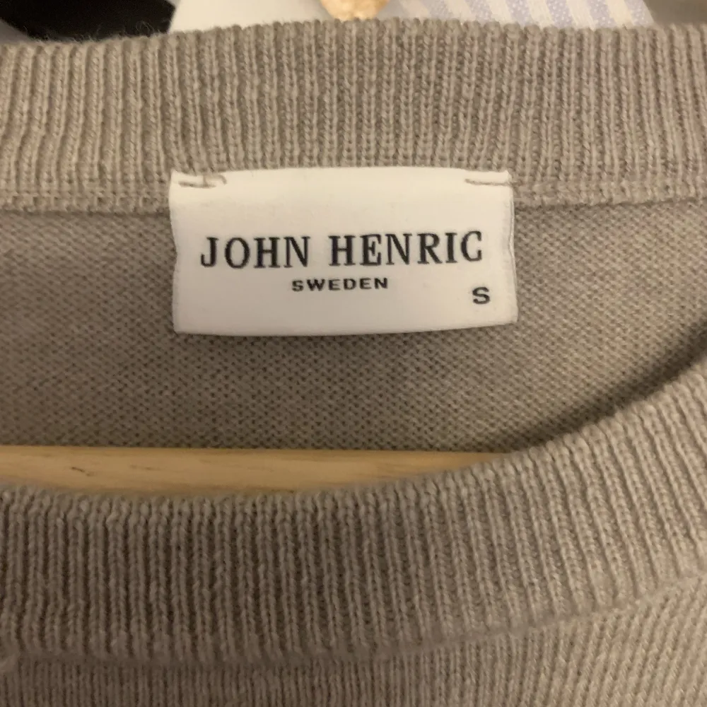 Stickad tröja från John Henric 100% Merino Wool. Tröjor & Koftor.