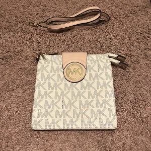 MICHAEL KORS Väska  - I jätte bra skick, väldigt fin, perfekt storlek, säg till om mer bilder!  Ny pris:500kr 