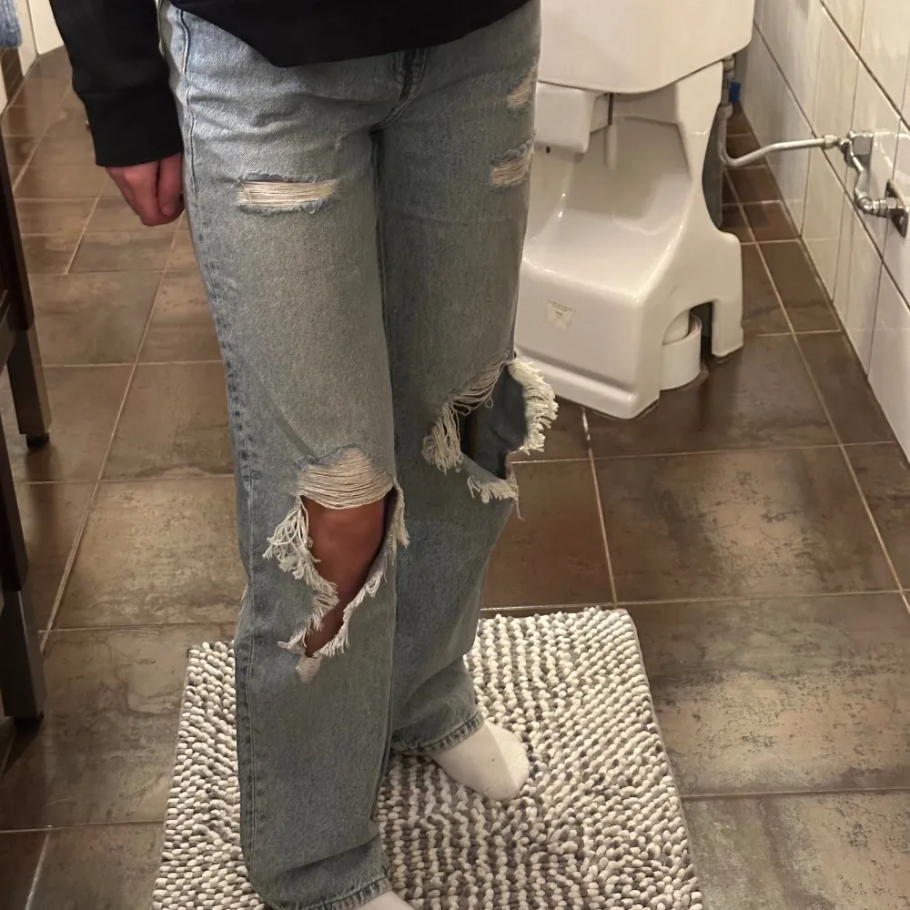 Supersnygga slitna raka jeans. Använda men absolut inget som syns. Jag är 160cm och dom passar mig perfekt i längden❤️. Jeans & Byxor.