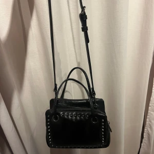 Väska zara - Super snygg väska från zara med nitar