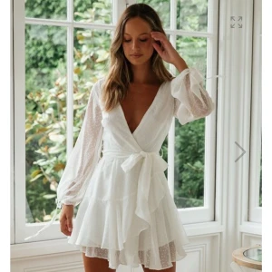 Studentklänning - Säljer min älskade studentklänning som är helt magiskt och endast använd under studentdan utan anmärkningar. Verkligen helt underbar men inte fått användning av den efteråt