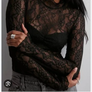 Nelly tröja  - Säljer min ”Gorgeous Lace Top” från Nelly. Helt oanvänt lappen sitter kvar. Köpt för 399:-
