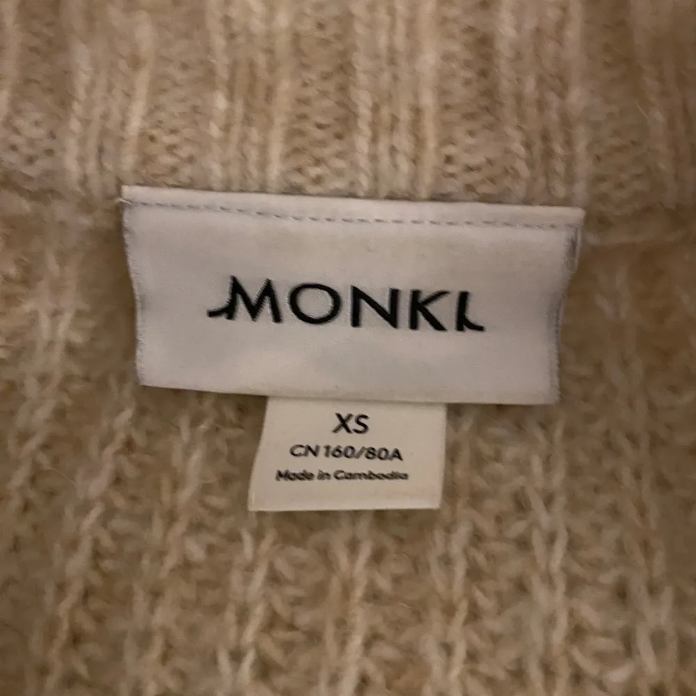 Säljer den här stickade tröjan från monki, köpte den kanske 2021, inga defekter och sällan använd💕 den är lite kort i magen på mig som är 167 och tröjan är i storlek xs/160❤️. Stickat.