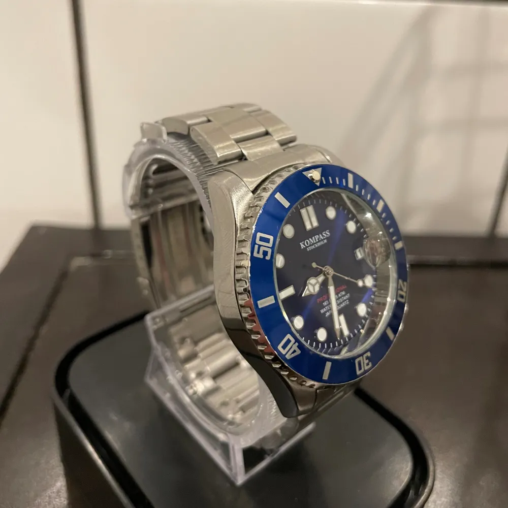 Dykarklocka från Kompass Stockholm, köpt från Prydligt för 1 400 kr förra året, och är knappt använd. Har en annan som jag använder ist.   Jäkligt snyggt blått ur som liknar Rolex Submariner.   Hör av er vid frågor!. Accessoarer.