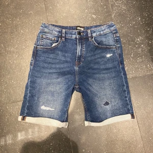 Blå shorts - Super stiliga blå shorts från deminday i storlek 170cm. Använd ett fåtal gånger så bra skick. Hör gärna av er vid frågor!