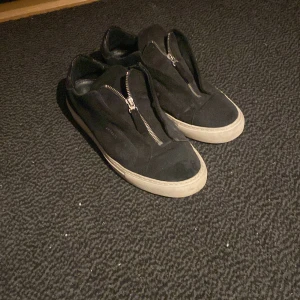 Axel Arigato Skor, Storlek 43/44 - Säljer nu mina Axel Arigato skor i storlek 43/44 då jag inte använder dom längre! Dom är i helt okej skick, lite dammiga då dom stått på hyllan ett tag samt en liten slitning på ena skon. Nypris ungefär 2500