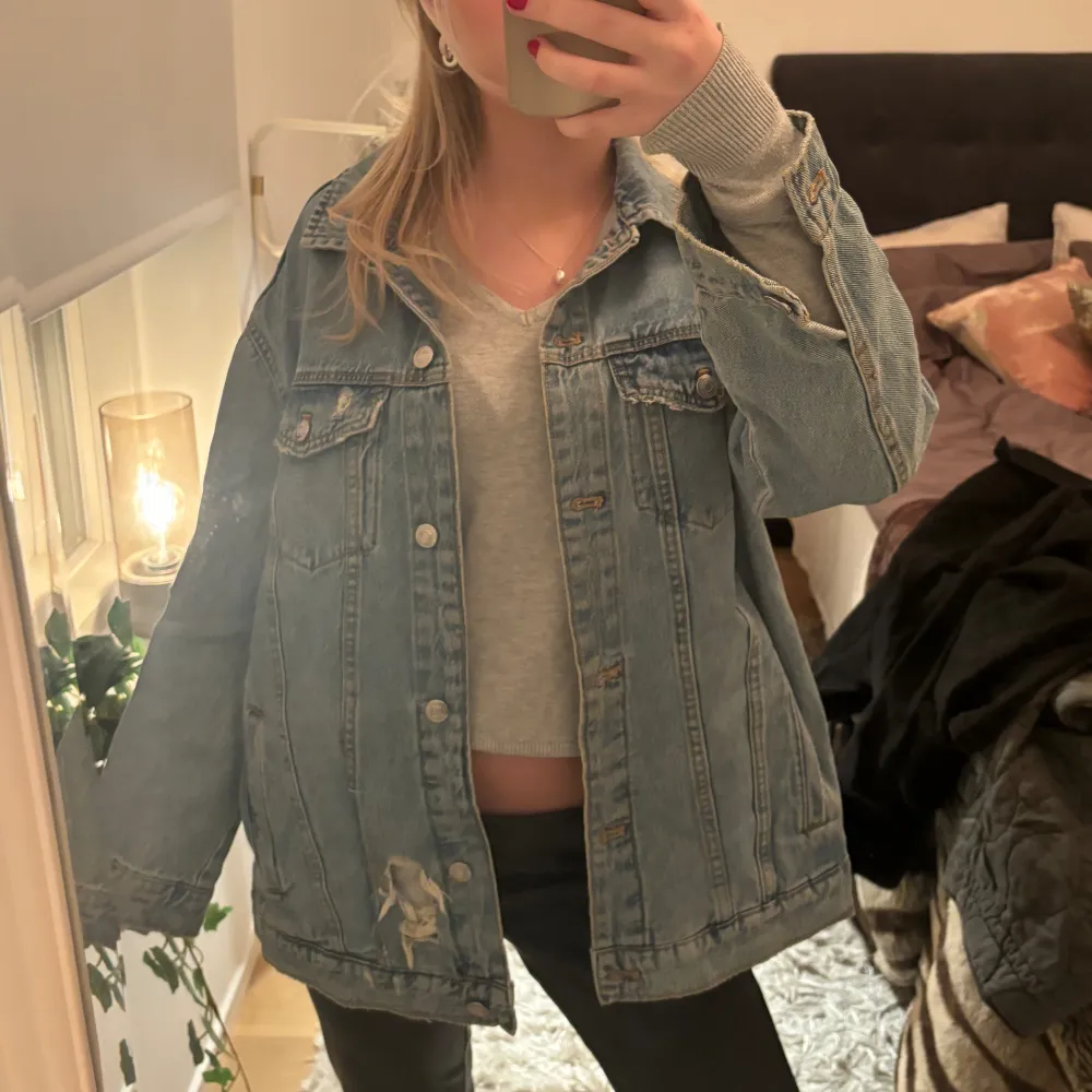 Säljer denna superfina jeansjacka, perfekt nu till våren och sommaren! Skulle säga att den är lite oversize 💕från stradivarius . Jackor.