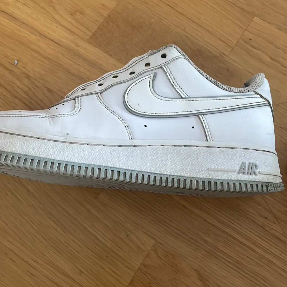 Nike airforce. Storlek 40. Använt skick. Skosnören kommer till.. Skor.