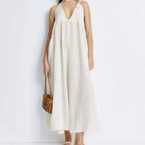 Säljer en så fin slutsåld klänning från HM! Perfekt till sommaren 🌸 helt ny med lappar kvar! 