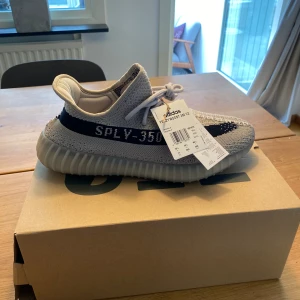 Yeezy 350 v2 Slate - Helt nya, aldrig användt. Kvitto finns! Pris ej hugget i sten!